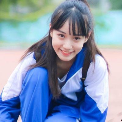 校服妹妹吃瓜事件视频,校园热传视频引发网友热议